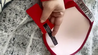 Sostén rojo con tirantes brillantes - miniatura 2