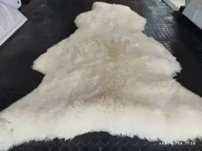 Alfombra de piel de oveja natural - miniatura 1