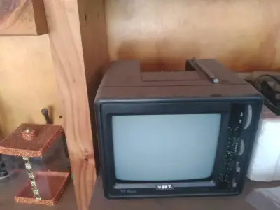Televisor retro IRT portátil vintage - miniatura 1