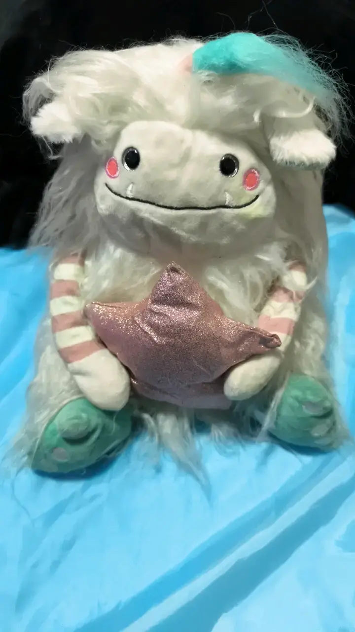 Peluche de monstruo con estrella brillante