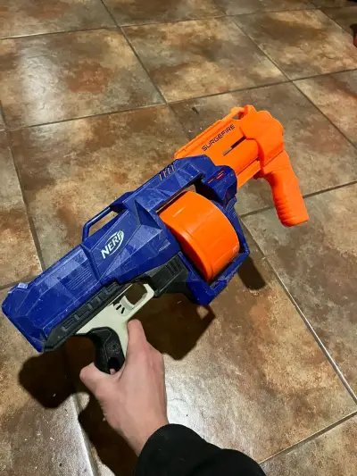 Lanzador Nerf Surgefire Elite azul y naranja - miniatura 1