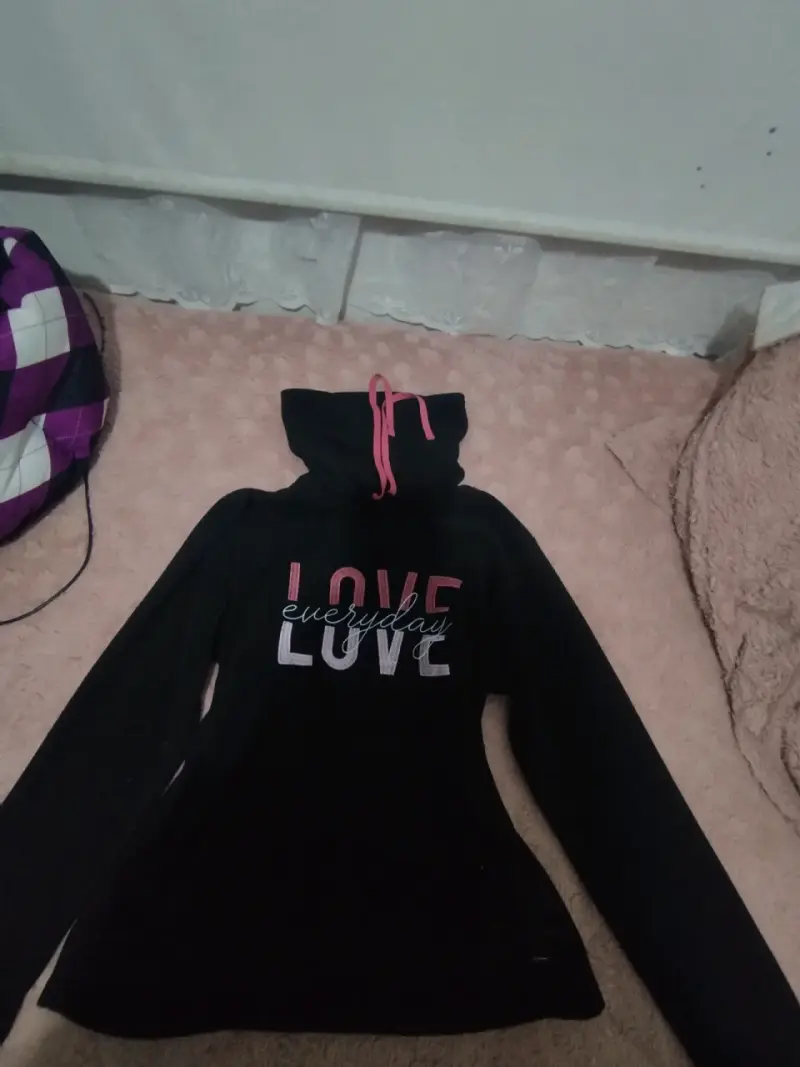 Polerón negro con cuello alto y estampado 'Love' - 1
