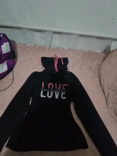 Polerón negro con cuello alto y estampado 'Love' - miniatura 1