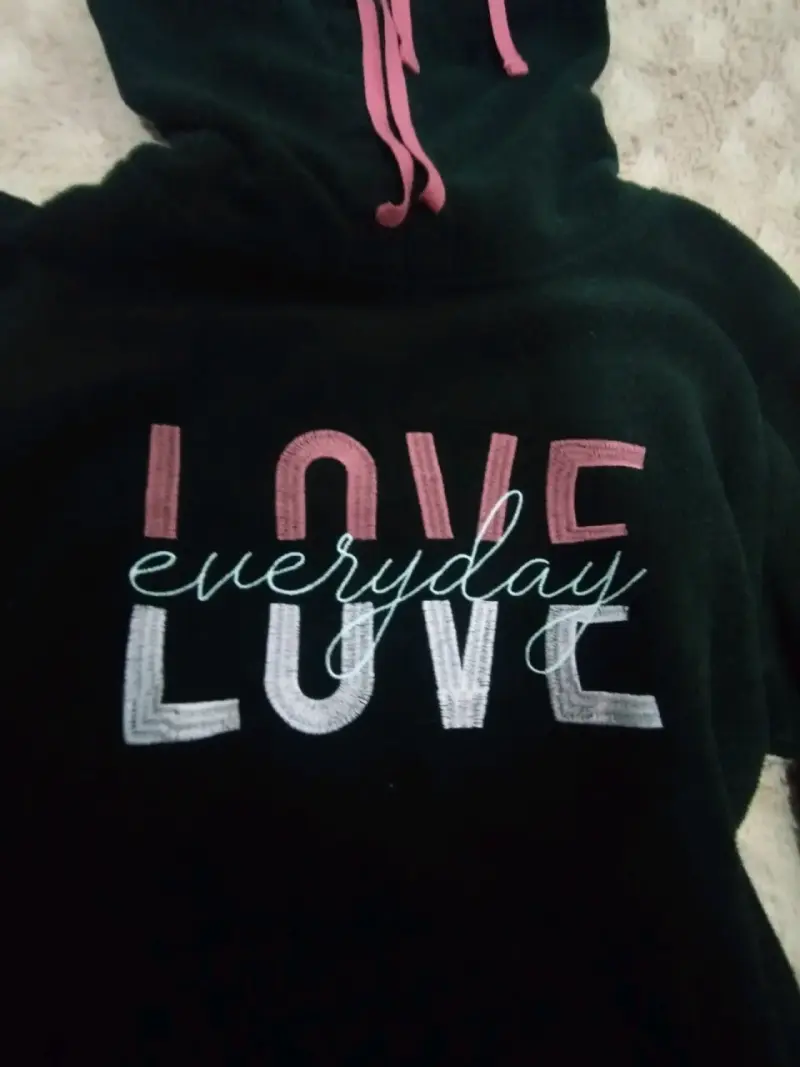 Polerón negro con cuello alto y estampado 'Love' - 2