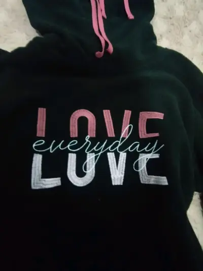 Polerón negro con cuello alto y estampado 'Love' - miniatura 2