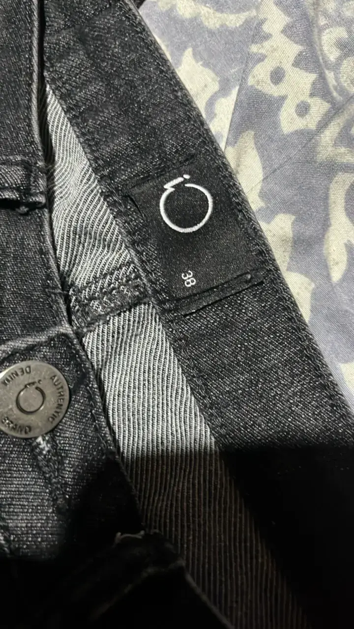 Jeans negros para mujer en buen estado - 4