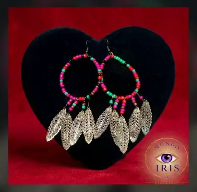 Aros colgantes con cuentas y hojas metálicas - miniatura 1