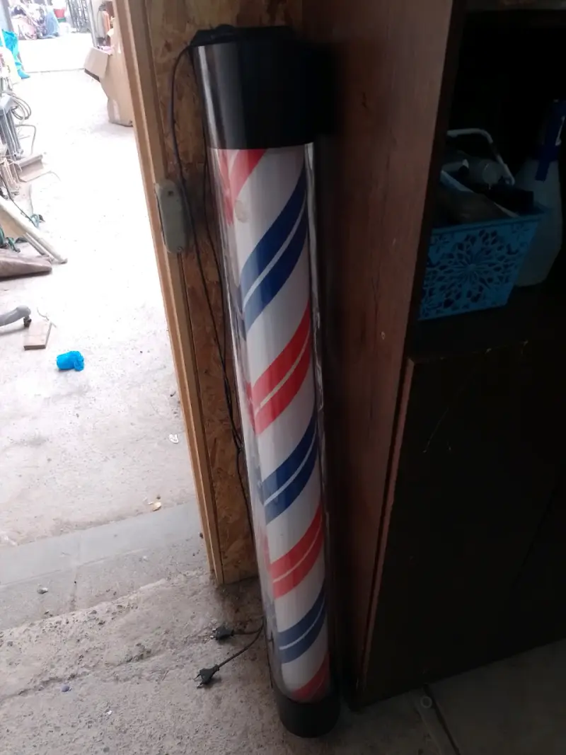 Letrero de barbería clásico con luz