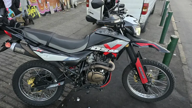 Moto UM DSR 150cc en buen estado - 1