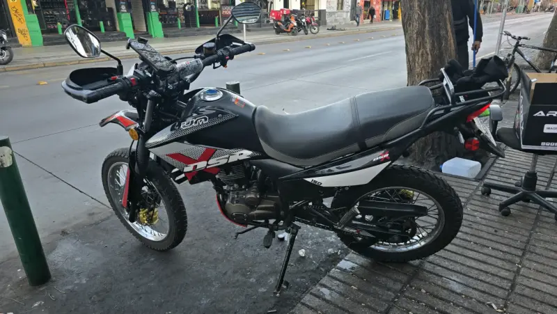 Moto UM DSR 150cc en buen estado - 2