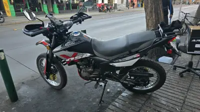 Moto UM DSR 150cc en buen estado - miniatura 2