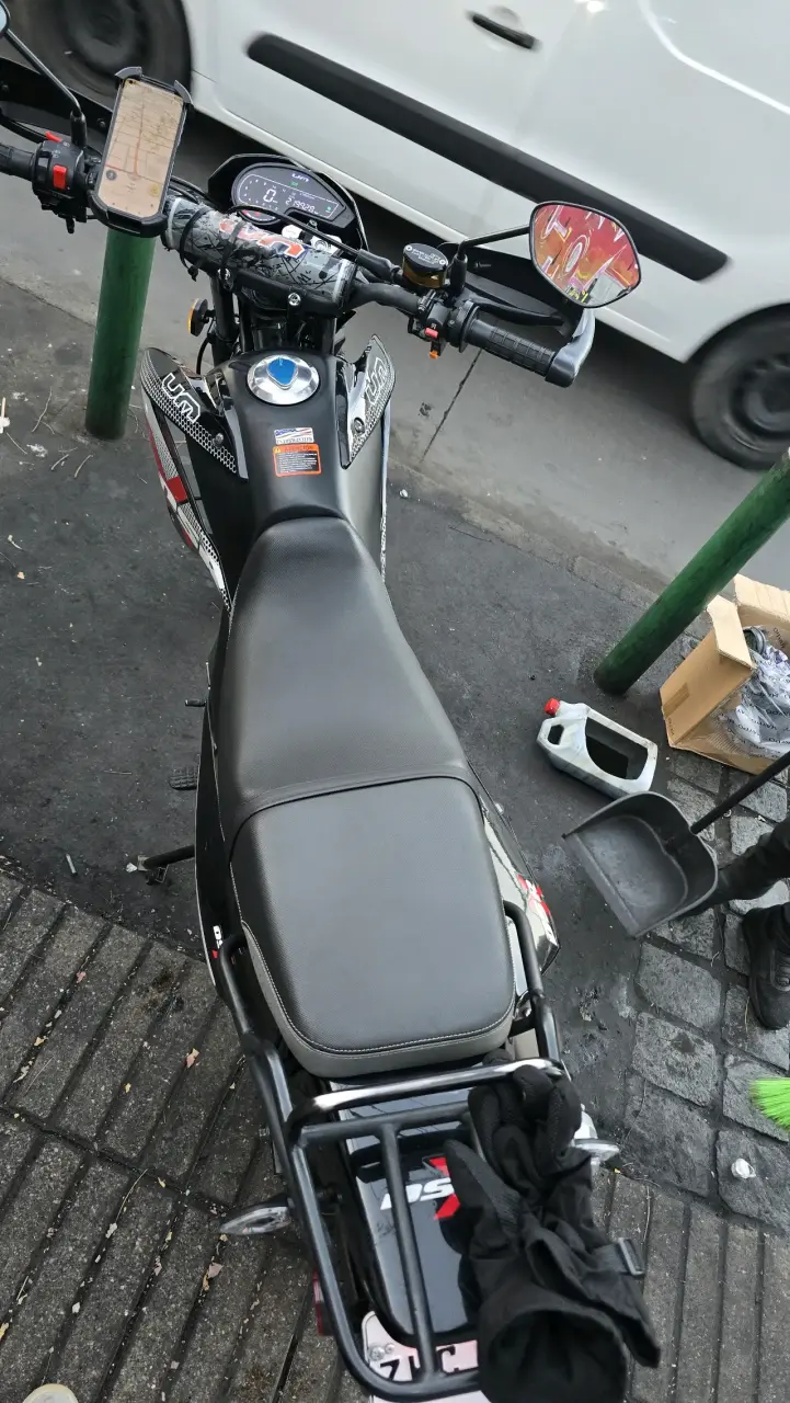 Moto UM DSR 150cc en buen estado - 3