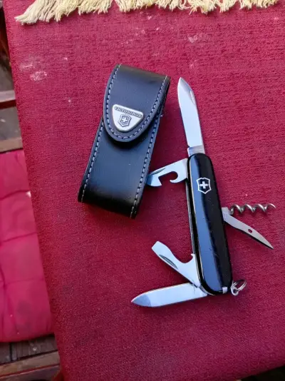 Navaja suiza Victorinox con funda - miniatura 1