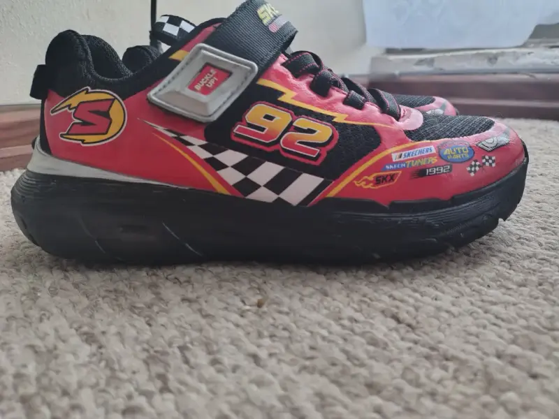 Zapatillas infantiles Skechers rojas con diseño de autos - 1