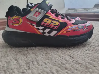 Zapatillas infantiles Skechers rojas con diseño de autos - miniatura 1