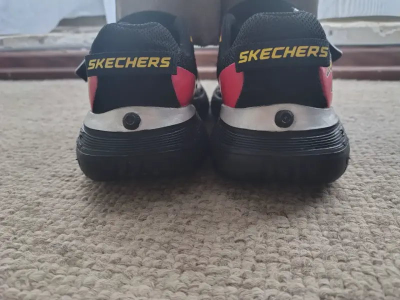 Zapatillas infantiles Skechers rojas con diseño de autos - 2