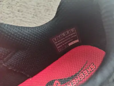 Zapatillas infantiles Skechers rojas con diseño de autos - miniatura 3