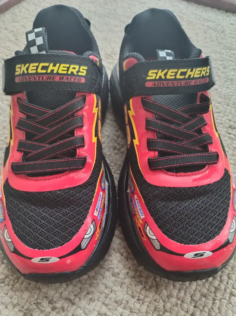 Zapatillas infantiles Skechers rojas con diseño de autos - 4