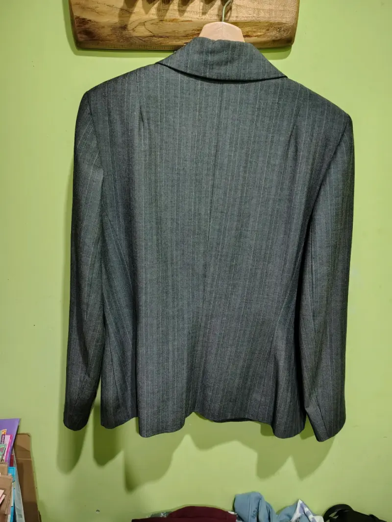 Blazer gris a rayas para mujer - 2