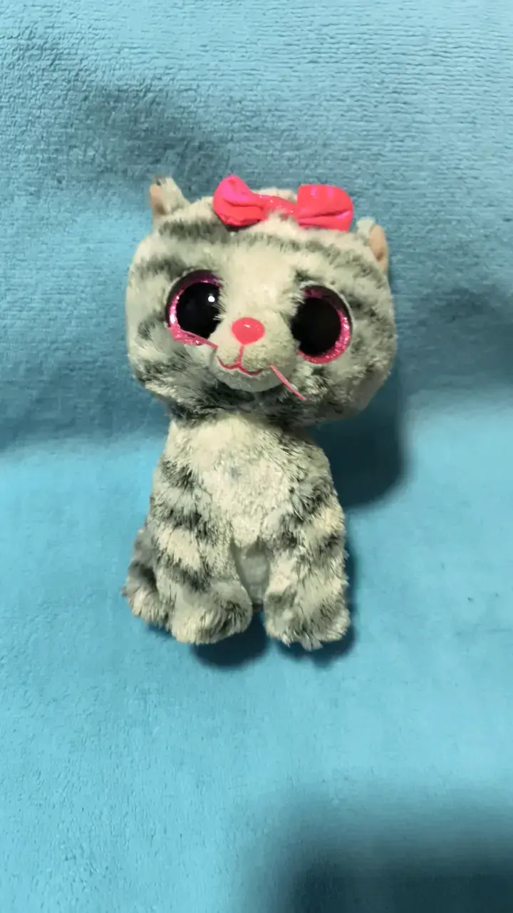 Peluche de gato gris con lazo rosa