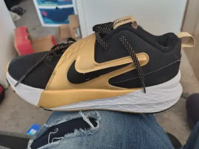Zapatillas deportivas Nike doradas y negras - miniatura 1