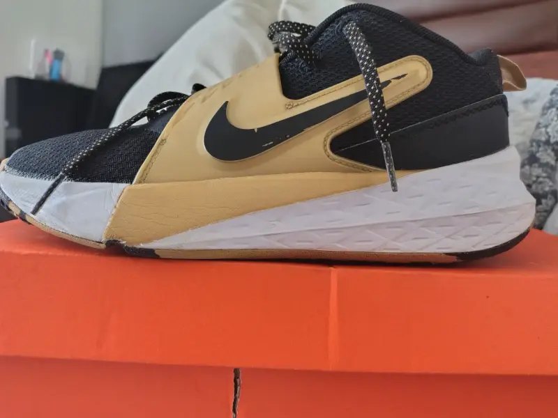 Zapatillas deportivas Nike doradas y negras - 2