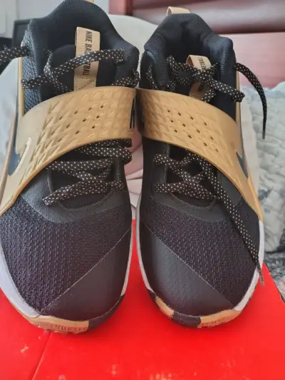 Zapatillas deportivas Nike doradas y negras - miniatura 3