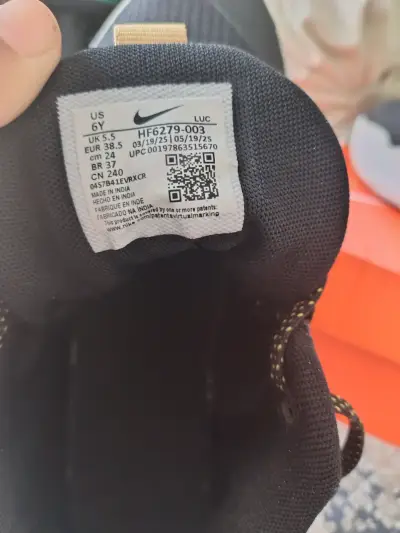 Zapatillas deportivas Nike doradas y negras - miniatura 5