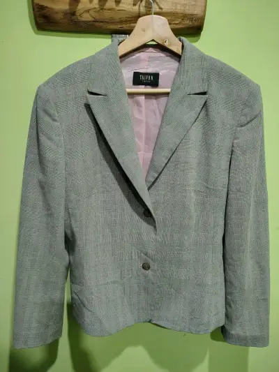 Blazer de mujer a cuadros. - miniatura 1