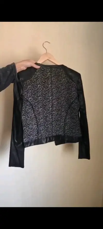 Abrigo rojo elegante para mujer - miniatura 5