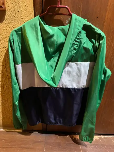Cortavientos verde con capucha unisex - miniatura 2