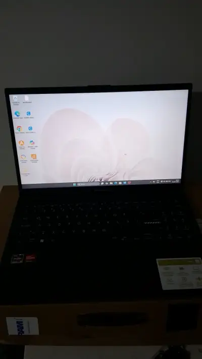 Laptop ASUS VivoBook con procesador Ryzen - miniatura 1