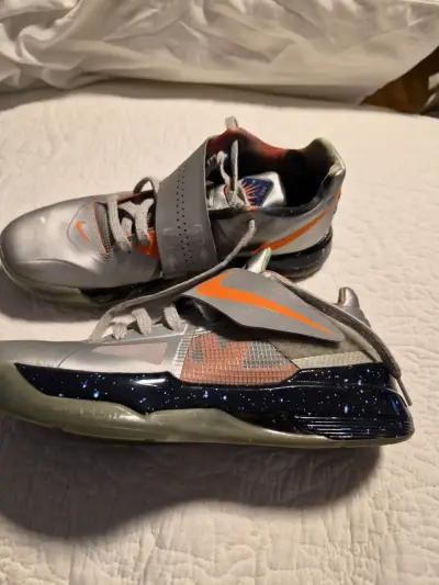 Zapatillas básquetbol Nike grises y naranjas - miniatura 1
