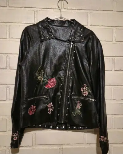 Chaqueta de ecocuero negra con bordados florales - miniatura 1
