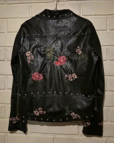 Chaqueta de ecocuero negra con bordados florales - miniatura 2
