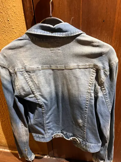 Chaqueta de mezclilla azul para mujer - miniatura 2