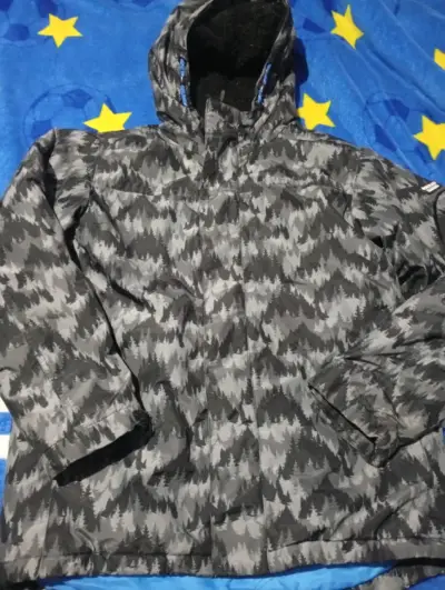 Chaqueta impermeable con capucha camuflada - miniatura 1