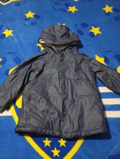 Chaqueta impermeable con capucha camuflada - miniatura 4