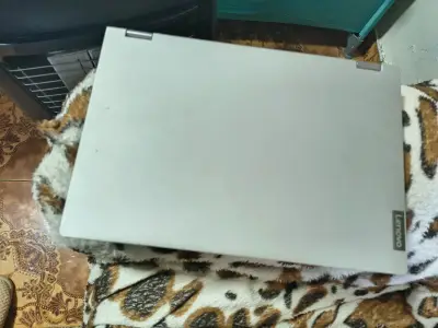 Laptop Lenovo gris en buen estado - miniatura 1