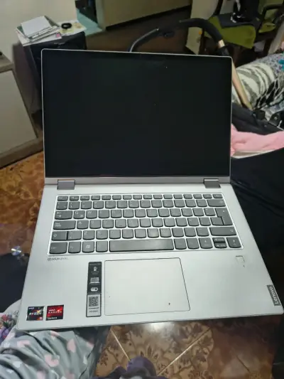 Laptop Lenovo gris en buen estado - miniatura 2