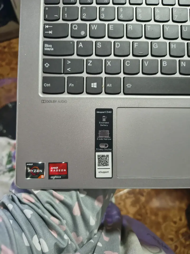 Laptop Lenovo gris en buen estado - 3