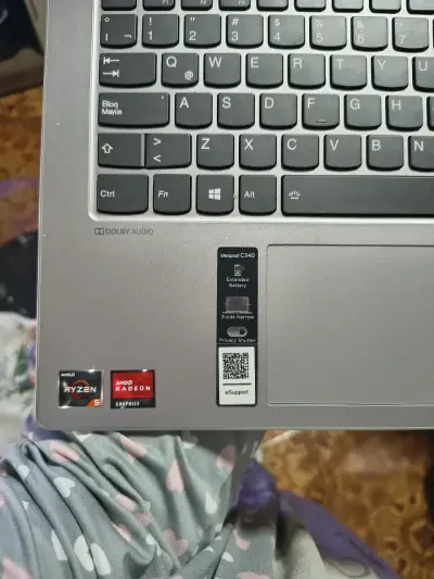 Laptop Lenovo gris en buen estado - miniatura 3