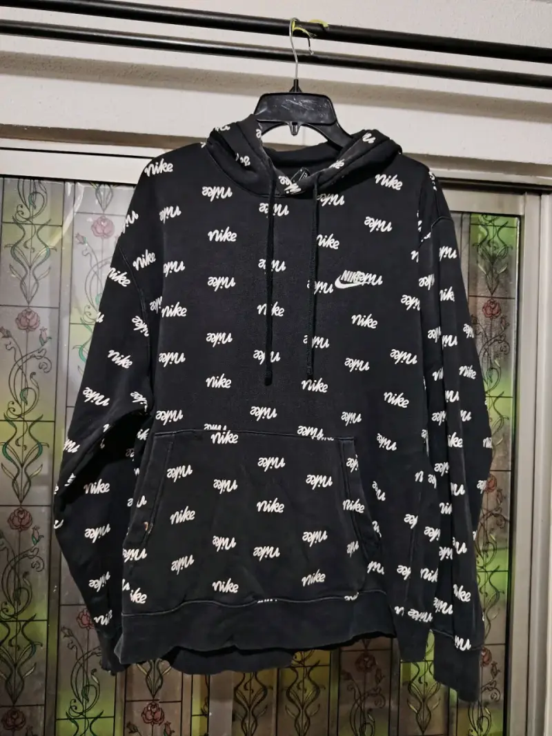 Polerón Nike negro con capucha estampado - 1