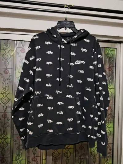 Polerón Nike negro con capucha estampado - miniatura 1