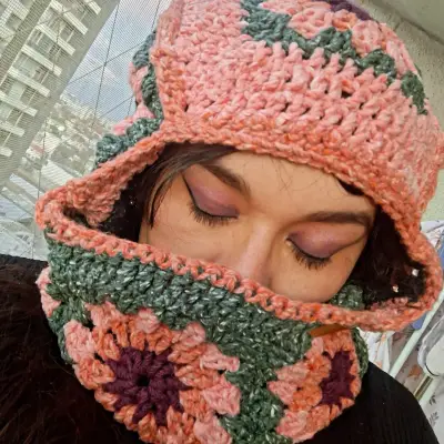 Balaclava crochet tejido a mano con diseño floral - miniatura 1