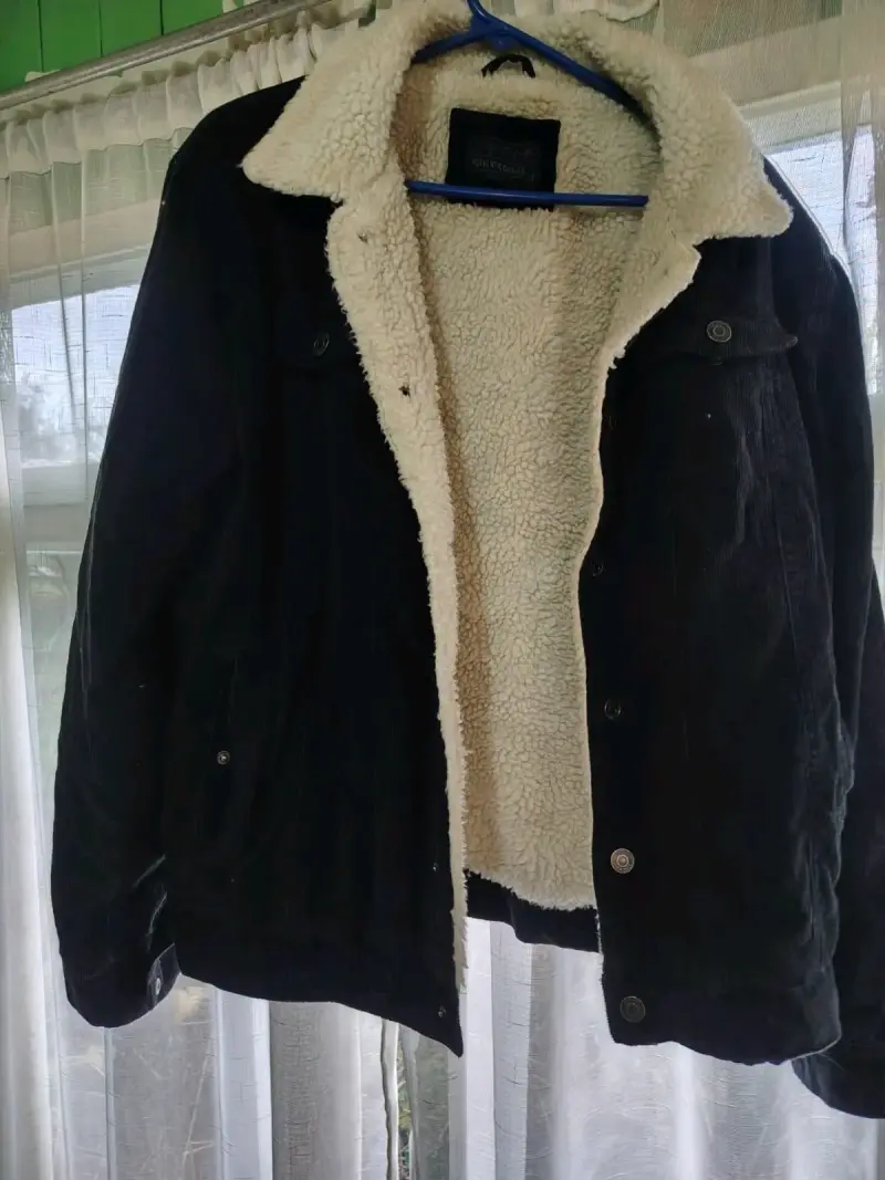 Chaqueta de pana negra con forro de lana