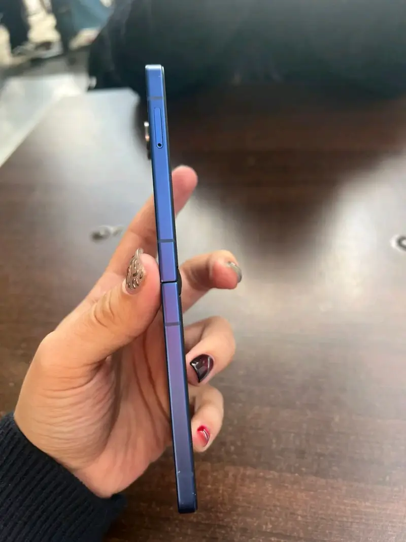 Samsung Galaxy Z Flip 7 - 4
