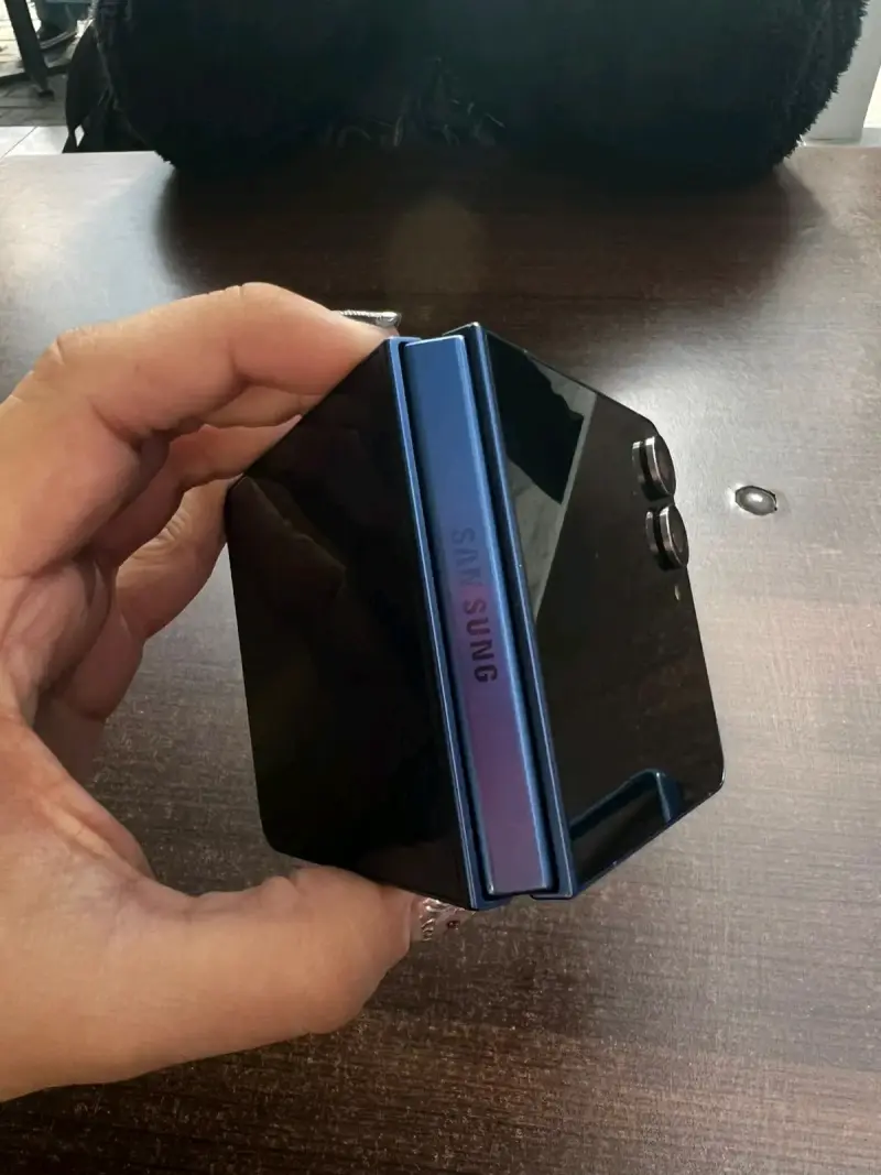 Samsung Galaxy Z Flip 7 - 5