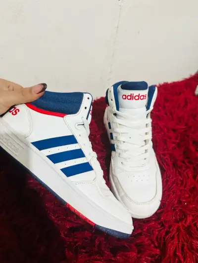 Zapatillas Adidas blancas con detalles azules - miniatura 1