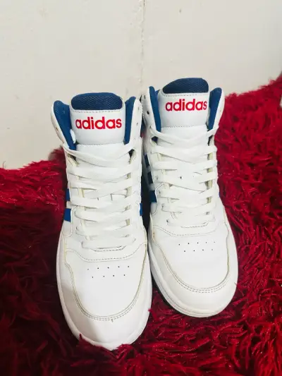Zapatillas Adidas blancas con detalles azules - miniatura 2